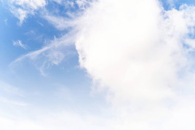 Mavi gökyüzü arkaplanı ve beyaz bulutlar Phuket Tayland 'da yumuşak odak noktası.