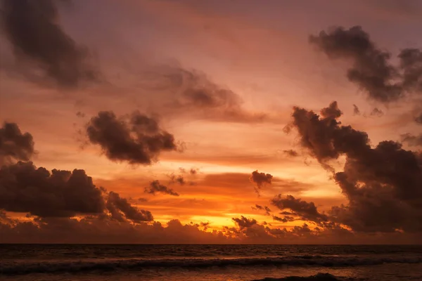Zachód Słońca Niebo Tło Białe Chmury Miękkie Ostrość Phuket Tajlandii — Zdjęcie stockowe
