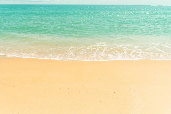 Arka plan Naiyang plajı, rahat gözler, güneşlenme, Phuket Ulusal Parkı, Phuket, Tayland 'a odaklan..