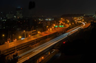 Bangkok 'ta Bangkok' un merkez iş bölgesinde Sathorn Yolu 'nda ışıklı yollar var. Gün batımında Bangkok