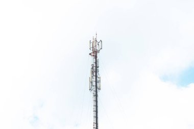 Telekomünikasyon direği TV antenleri öğleden sonra tepede, mavi gökyüzünde Phuket Tayland 'da bulutlar parlıyor..