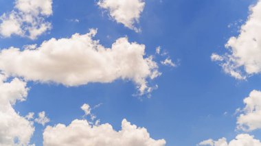 Yaz mavisi gökyüzü bulutu gradyan açık beyaz zemin. Güneşin altında açık bulutlu bir güzellik sakin bir kış havası. Phuket Tayland 'daki Cyan manzarası.