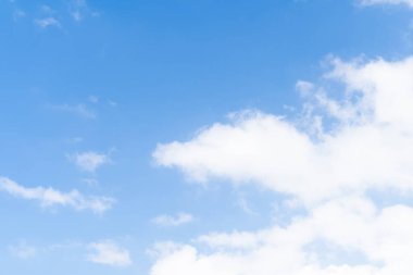 Açık bir günde güzel tropik plajların ve denizin doğal manzarası Phuket Tayland