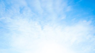 Mavi gökyüzü arkaplanı ve beyaz bulutlar Phuket Tayland 'da yumuşak odak noktası.