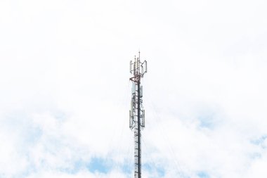 Telekomünikasyon direği TV antenleri öğleden sonra tepede, mavi gökyüzünde Phuket Tayland 'da bulutlar parlıyor..