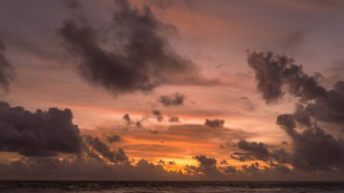 Günbatımı gökyüzü arkaplanı ve Phuket Tayland 'da beyaz bulutlar yumuşak odak noktası.
