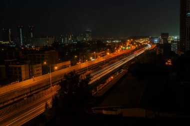 Bangkok 'ta Bangkok' un merkez iş bölgesinde Sathorn Yolu 'nda ışıklı yollar var. Gün batımında Bangkok