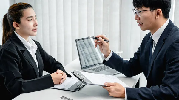 Hombre Empleador Celebración Pluma Curriculum Vitae Del Solicitante Durante Pregunta — Foto de Stock