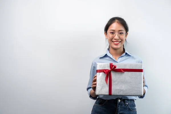 Mujer Feliz Sonríe Sostiene Caja Grande Del Regalo Con Cinta —  Fotos de Stock