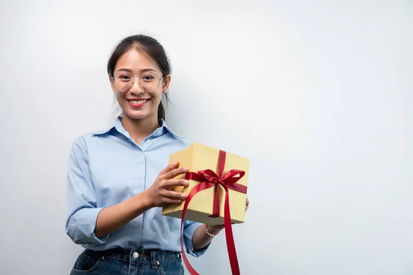 Mujer Feliz Sonríe Sostiene Caja Regalo Con Cinta Roja Las —  Fotos de Stock