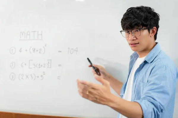 Άντρας Δάσκαλος Στέκεται Μπροστά Από Λευκό Πίνακα Και Γράφοντας Εξισώσεις — Φωτογραφία Αρχείου