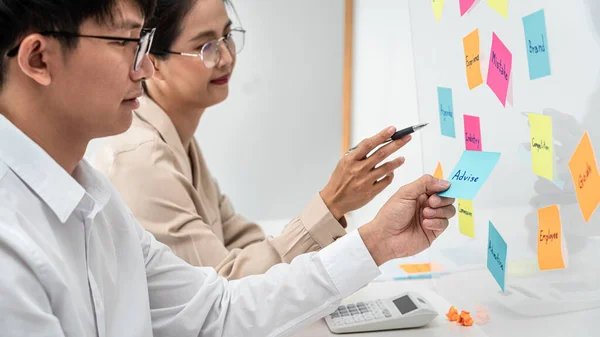 Twee Zakenmensen Houden Wijzen Trefwoord Post Het Notities Een Glazen — Stockfoto