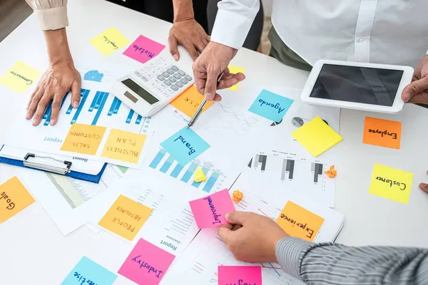 Business People Team Zakenman Holding Tablet Zoeken Naar Het Controleren — Stockfoto