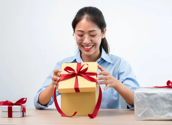 Mujer Feliz Está Sonriendo Abriendo Caja Regalo Con Cinta Roja —  Fotos de Stock