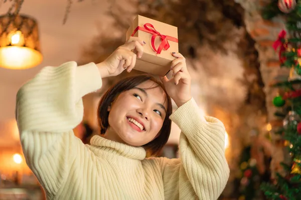 Feliz Hermosa Mujer Está Sosteniendo Una Caja Regalo Con Sonrisa —  Fotos de Stock