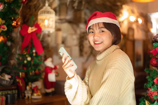 Hermosa Mujer Sombrero Santa Está Sonriendo Charlando Con Amigo Por —  Fotos de Stock