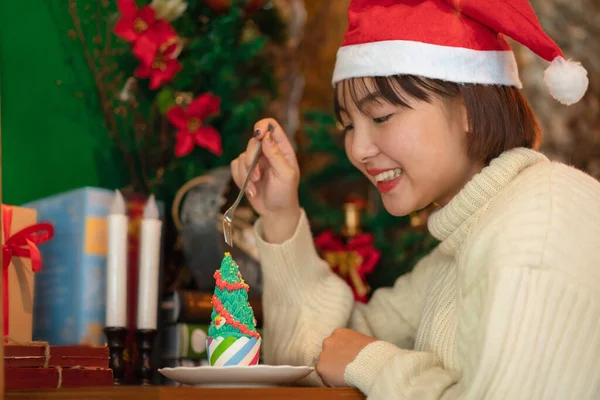 Счастливая Красивая Женщина Шляпе Санта Помощью Ложки Выпекает Торт Рождественской — стоковое фото