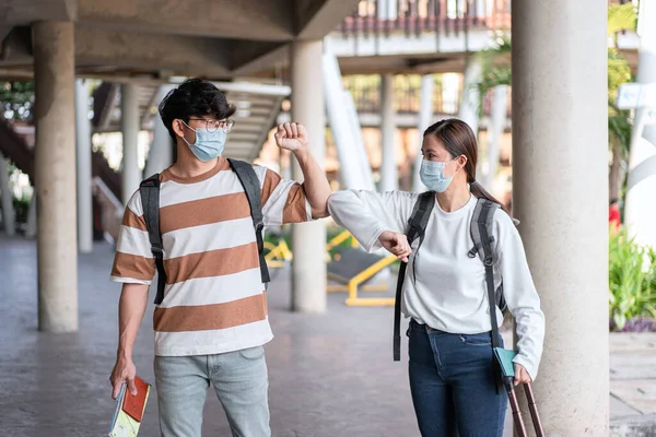 Két Ázsiai Turista Orvosi Maszkban Könyökölve Üdvözlik Egymást Hogy Társadalmi — Stock Fotó
