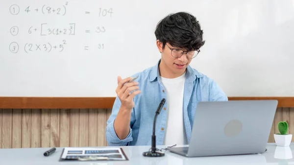 Erkek Öğretmen Matematik Denklemlerini Öğrenci Öğrenme Kursunda Fizik Formülünü Açıklarken — Stok fotoğraf