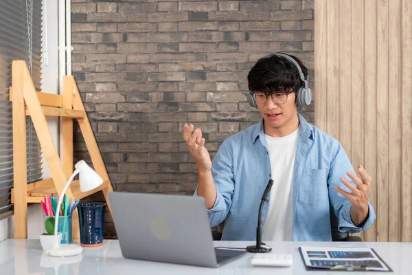Professor Masculino Vestindo Fone Ouvido Usando Laptop Embora Câmera Para — Fotografia de Stock