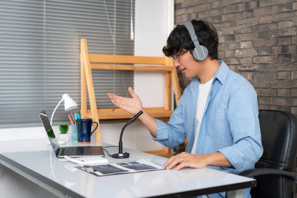 Professor Masculino Vestindo Fone Ouvido Usando Laptop Embora Câmera Para — Fotografia de Stock