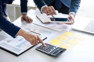 Konferans için iş ekibi toplantısı, finansal veriler ve pazarlama iş stratejisi projesi ile analizlerin incelenmesi, şirketin kârını elde etmek için sunum ve beyin fırtınası