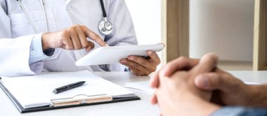 Hastalık teşhisi, semptom raporu veren doktor hasta hastalığıyla ilgili sonuçlar alındıktan sonra, hasta tedavisi ile ilgili bir yöntem önerdi..