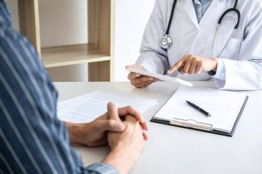 Tıp ve sağlık konsepti, Profesör Doktor teşhis raporunu sunar ve hasta hastalığıyla ilgili sonuçlar alındıktan sonra hasta tedavisi ile ilgili bir yöntem önerir..