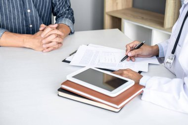 Hastalık teşhisi, semptom raporu veren doktor hasta hastalığıyla ilgili sonuçlar alındıktan sonra, hasta tedavisi ile ilgili bir yöntem önerdi..