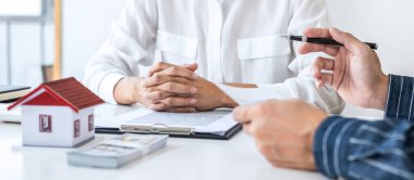 Emlak komisyoncusu, ev kredisi teklifi ve konut sigortası için imza anlaşması, ev modeli gibi konularda müşterilere danışmanlık ve sunum yapar..