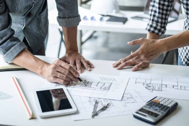 Modelleme inşaatı ve çalışma sahasında proje ortakları ve mühendislik araçlarıyla çalışmak için mühendis veya mimar toplantısı konsepti.