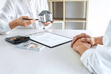 Emlak komisyoncusu, ev kredisi teklifi ve konut sigortası için imza anlaşması, ev modeli gibi konularda müşterilere danışmanlık ve sunum yapar..