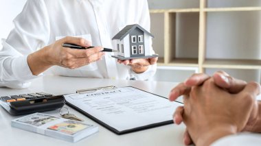 Emlak komisyoncusu, ev kredisi teklifi ve konut sigortası için imza anlaşması, ev modeli gibi konularda müşterilere danışmanlık ve sunum yapar..