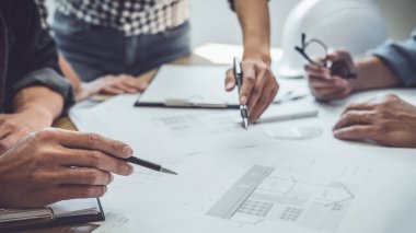 Modellik ve planlama alanında ortaklık ve mühendislik araçlarıyla çalışmak üzere proje için mühendis veya mimar toplantısının inşaat ve yapı konsepti, her iki şirket için de sözleşme.