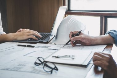 Modellik ve planlama alanında ortaklık ve mühendislik araçlarıyla çalışmak üzere proje için mühendis veya mimar toplantısının inşaat ve yapı konsepti, her iki şirket için de sözleşme.