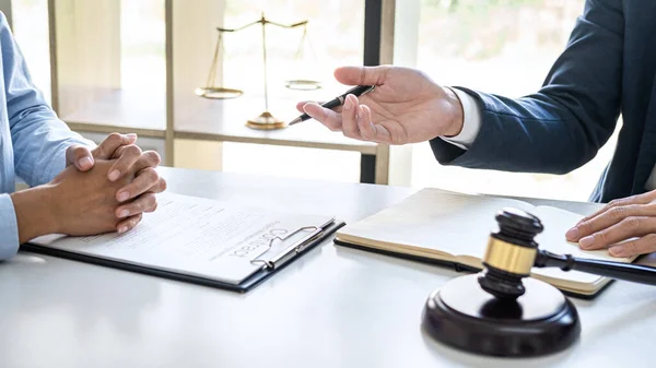 Consulta Conferência Empresária Profissional Advogados Masculinos Trabalhando Discussão Tendo Escritório — Fotografia de Stock