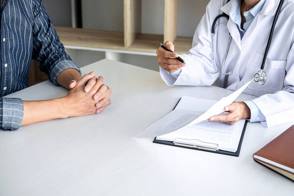 Врач представляет заключение диагноза, симптом заболевания и рекомендует что-то метод лечения пациента, после результатов о проблемной болезни пациента.