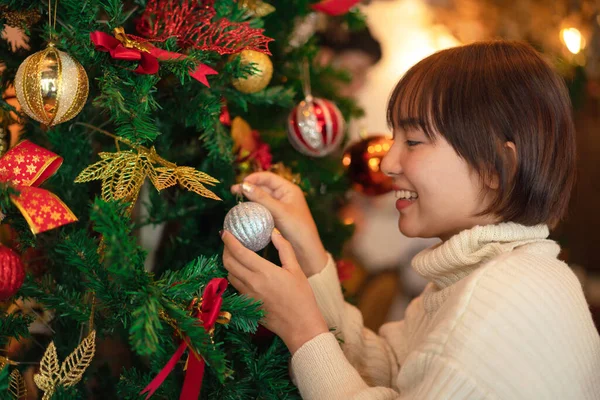 Süveter Giymiş Güzel Bir Kadın Gülümsüyor Noel Ağacında Parıltılı Toplar — Stok fotoğraf