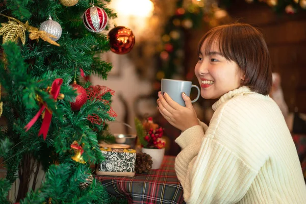 Hermosa Mujer Suéter Está Sonriendo Sosteniendo Taza Café Caliente Para —  Fotos de Stock