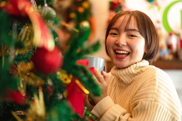 Hermosa Mujer Suéter Está Sonriendo Sosteniendo Taza Café Caliente Para —  Fotos de Stock