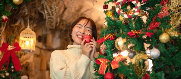 Feliz Hermosa Mujer Suéter Está Sonriendo Celebración Bolas Brillantes Rojas —  Fotos de Stock