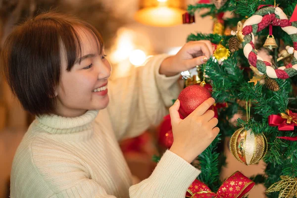 Kazaklı Mutlu Bir Kadın Noel Ağacı Süslemek Için Parıldayan Toplara — Stok fotoğraf