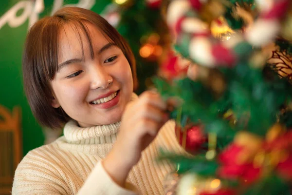 Kazaklı Mutlu Bir Kadın Noel Ağacı Süslemek Için Parıldayan Toplara — Stok fotoğraf
