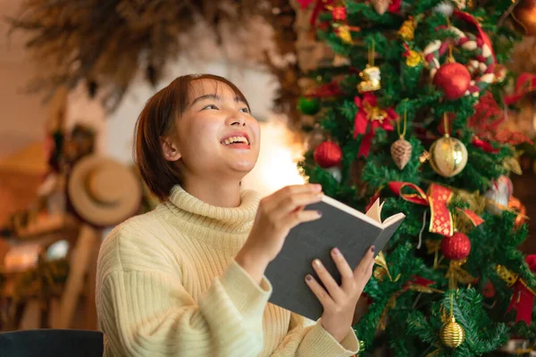 Kazaklı Güzel Bir Kadın Noel Ağacının Önünde Oturmuş Kitap Okuyor — Stok fotoğraf