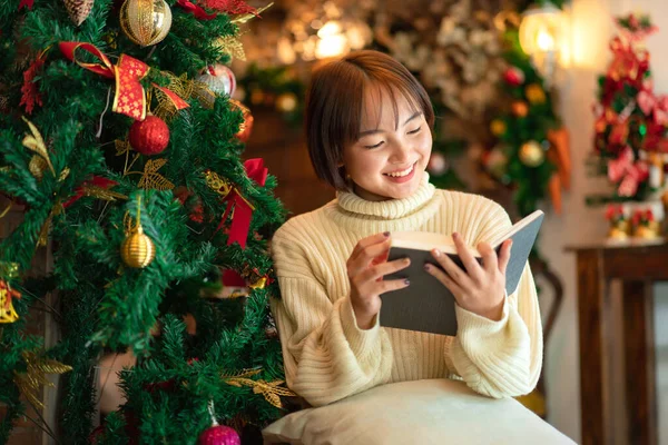 Gyönyörű Pulóverben Olvas Egy Könyvet Miközben Pihentető Előtt Karácsonyfa Dekoráció — Stock Fotó
