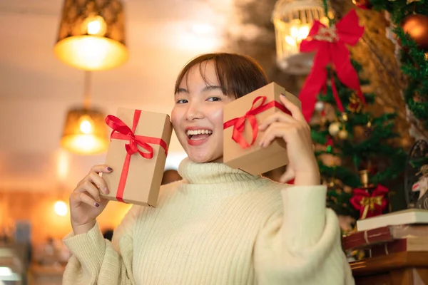 Feliz Hermosa Mujer Suéter Está Sonriendo Sosteniendo Caja Presente Frente —  Fotos de Stock