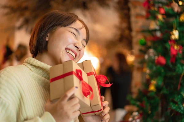 Feliz Hermosa Mujer Suéter Está Sonriendo Sosteniendo Caja Presente Frente —  Fotos de Stock