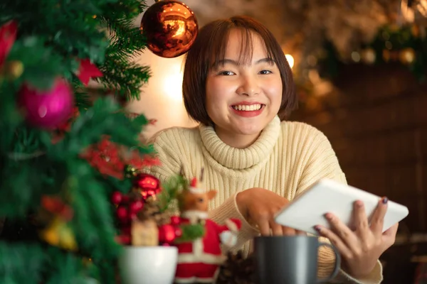 Gyönyörű Pulóverben Mosolyog Széken Beszélgetni Barátjával Tabletta Közelében Karácsonyfa Díszített — Stock Fotó