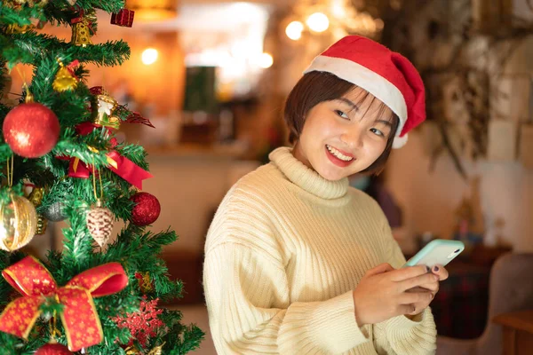 Noel Baba Şapkalı Güzel Bir Kadın Evinde Noel Arifesiyle Otururken — Stok fotoğraf