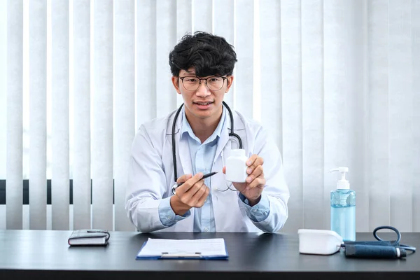 Male Doctor Showing Pointing Bottle Pills Hands Diagnose Disease Patient — Stock Photo, Image